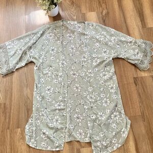 💕3 for $15💕Wallflower Floral Lace Sleeve Kimono